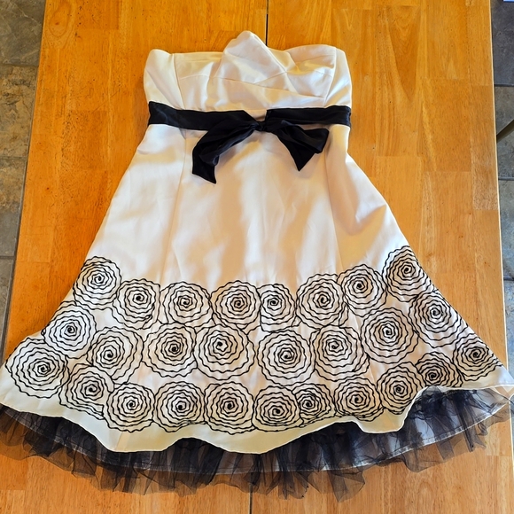 Tahari Dresses & Skirts - Formal Retro Strapless Dresss